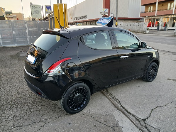 LANCIA YPSILON 1.0 FIREFLY S&S HYBRID ECOCHIC SILVER